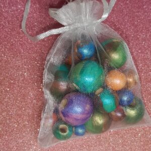 Les perles en bois peintes à la main