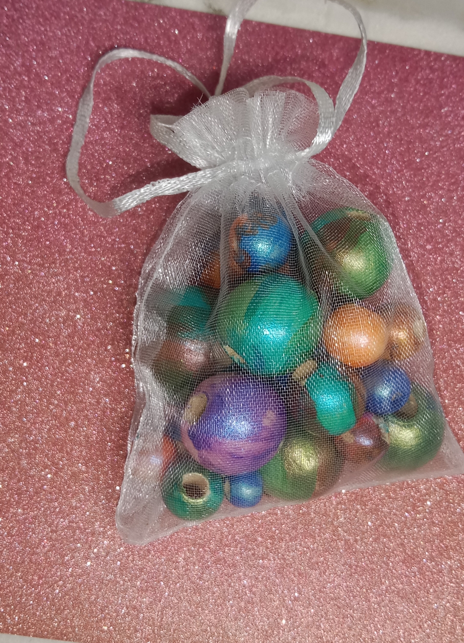 Les perles en bois peintes à la main