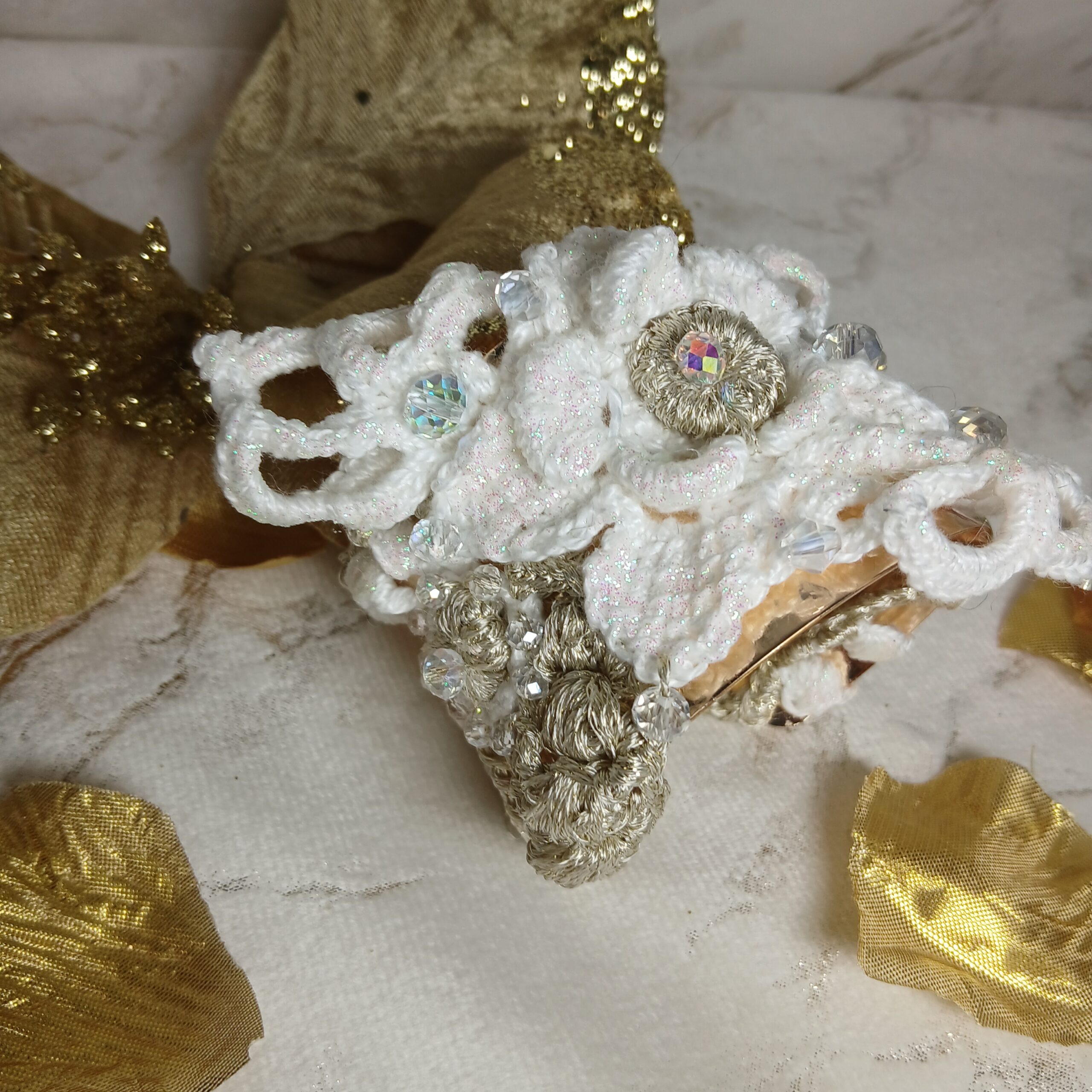 Manchette dorée crochetée mariage – Image 4