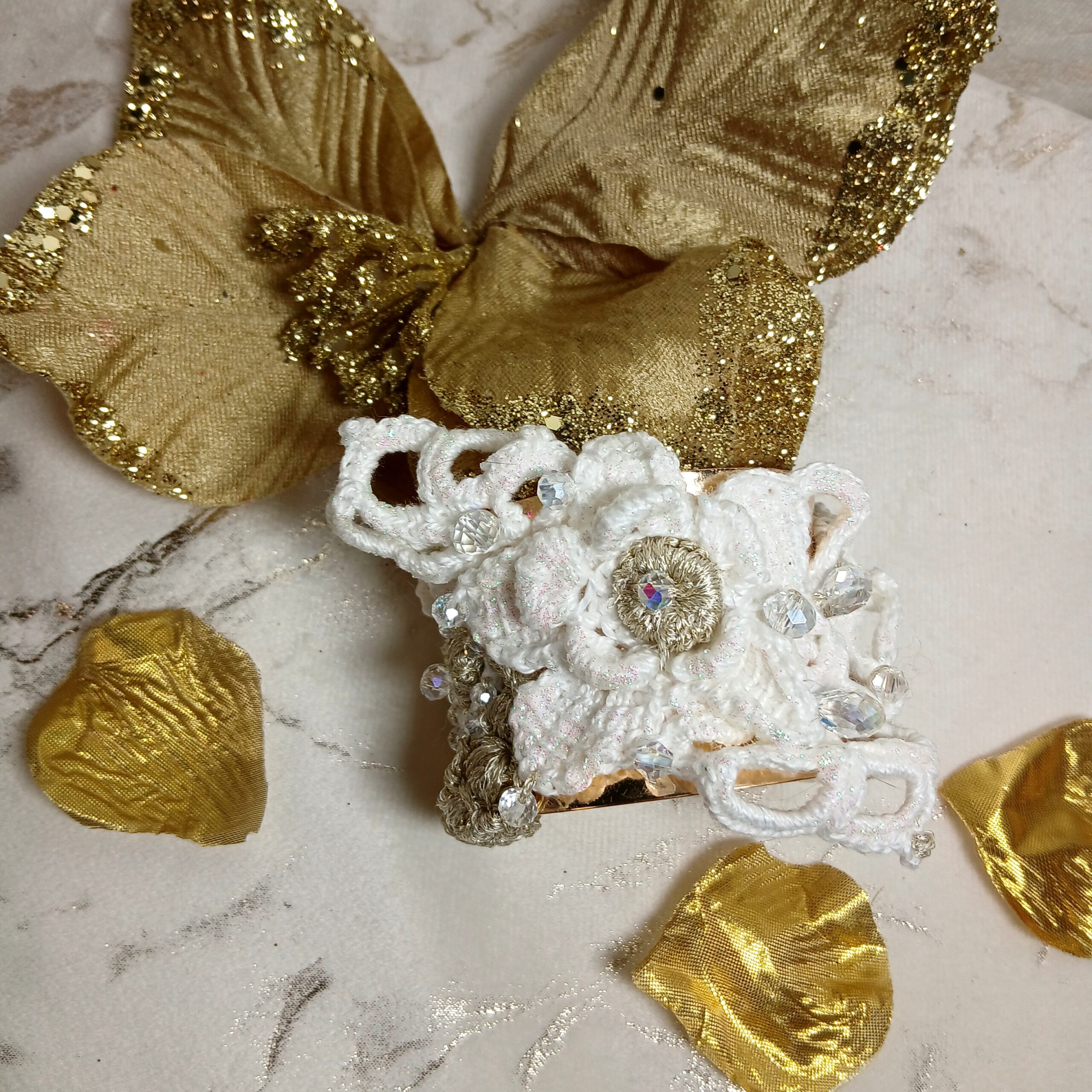 Manchette dorée crochetée mariage