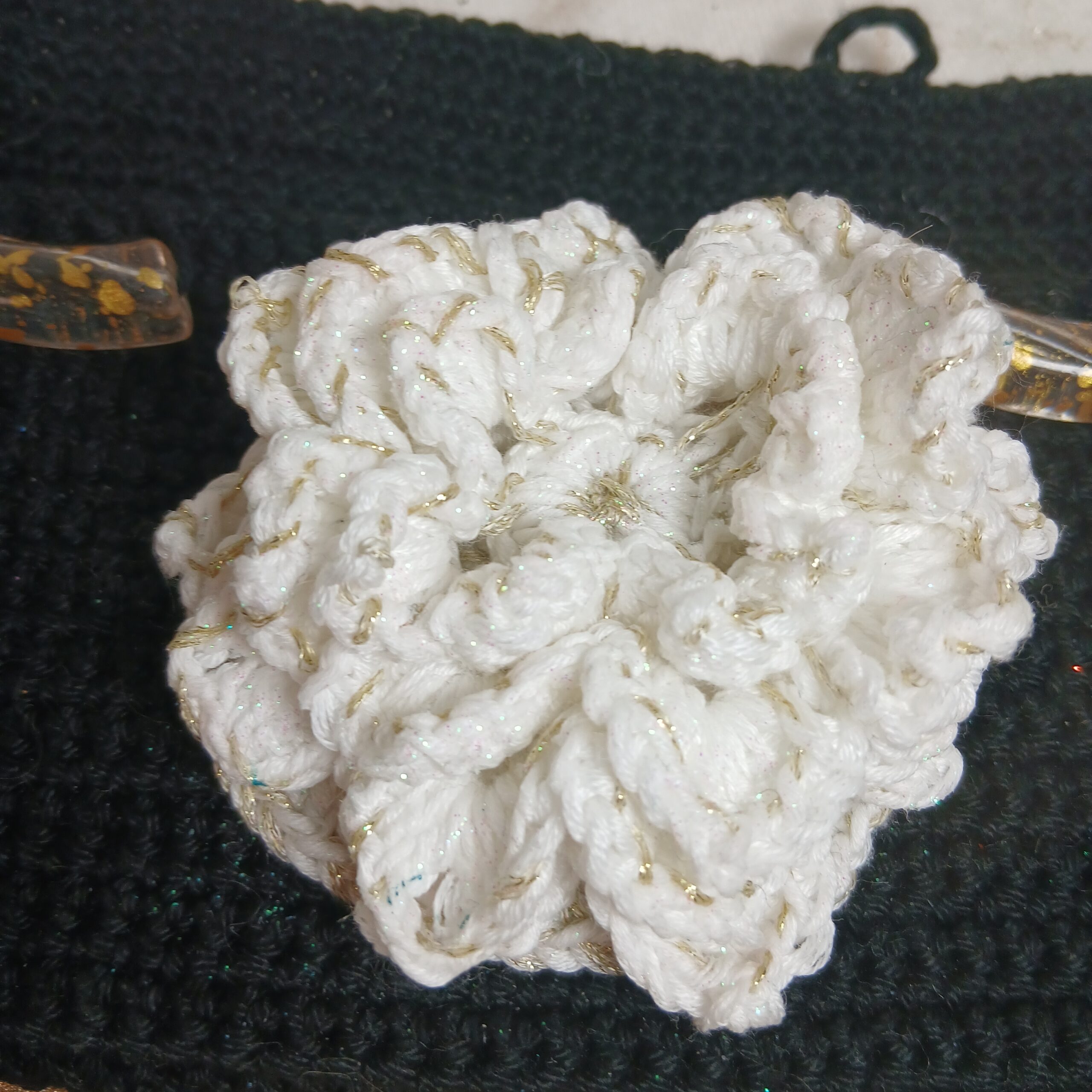 La pochette trousse noire et fleur blanche – Image 4