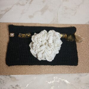La pochette trousse noire et fleur blanche