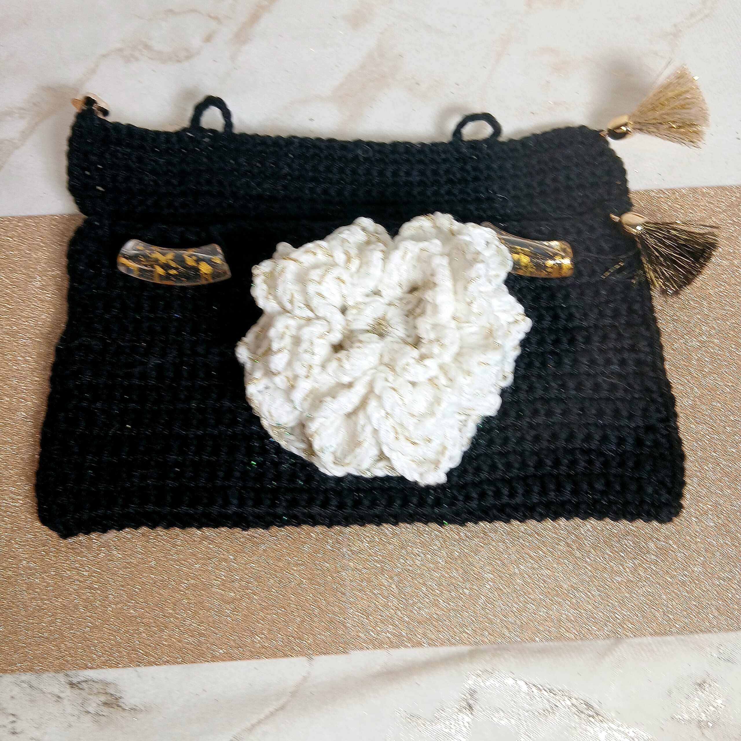 La pochette trousse noire et fleur blanche – Image 3