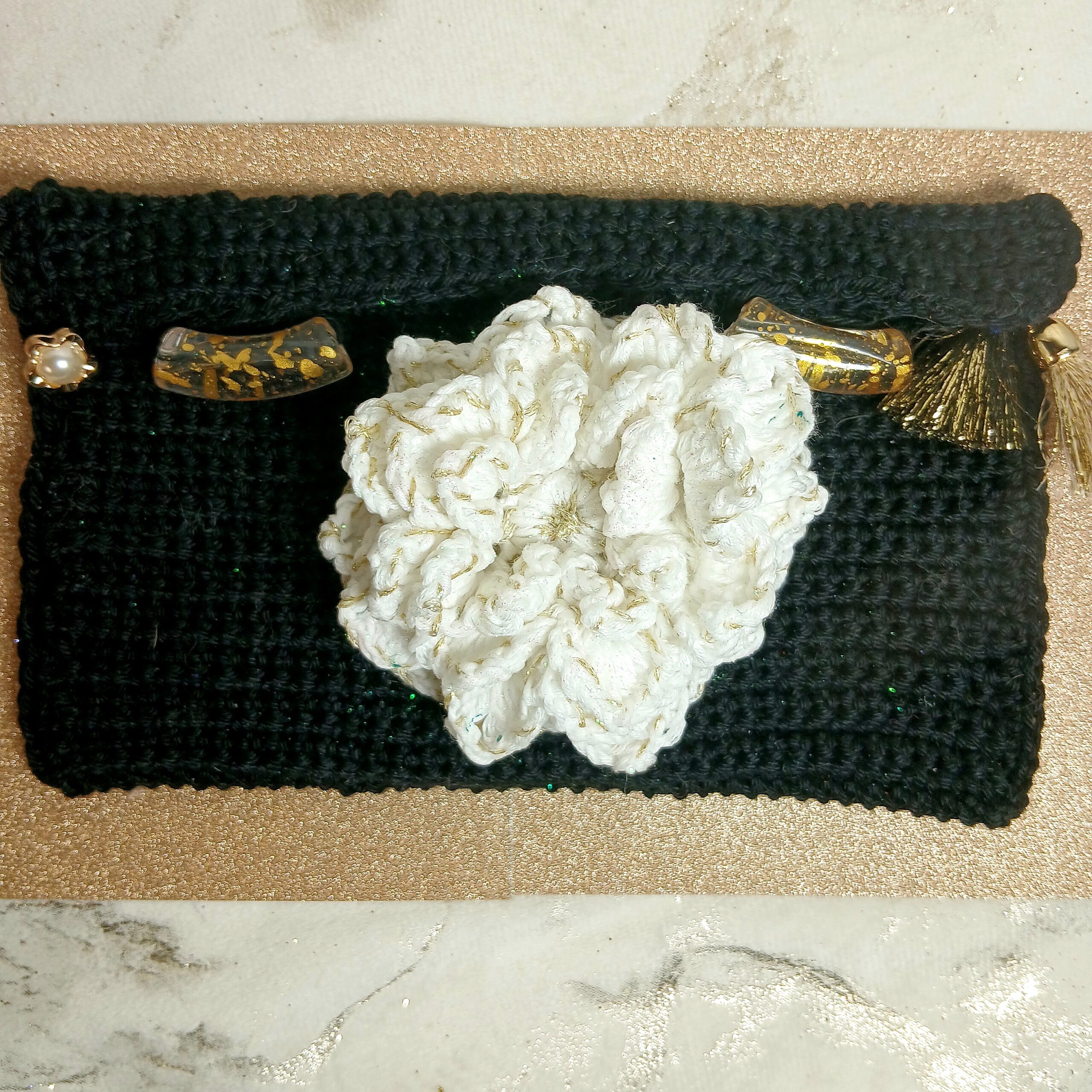 La pochette trousse noire et fleur blanche – Image 2