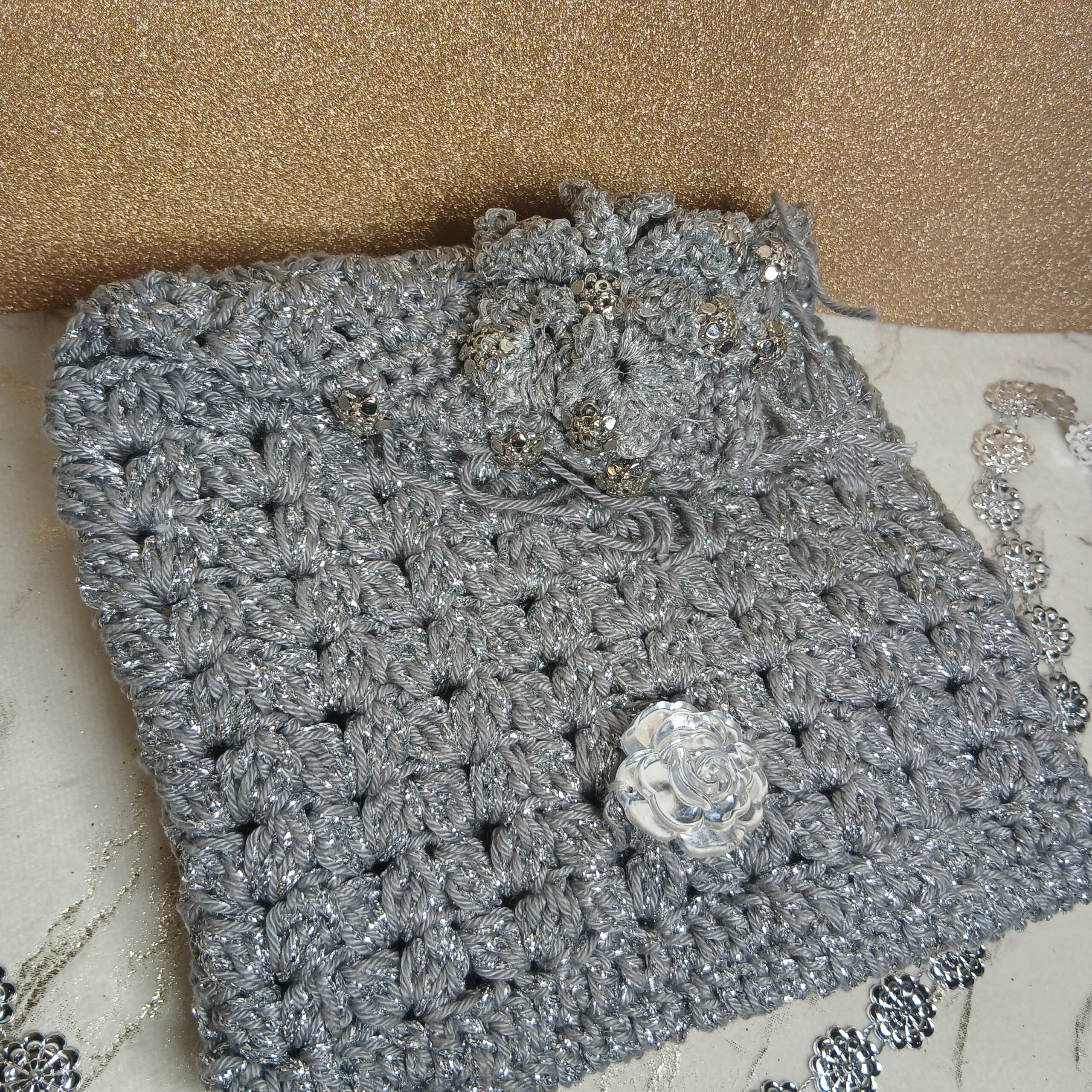 Pochette argentée crochetée – Image 2