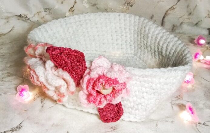 Panier blanc et fleurs roses – Image 2