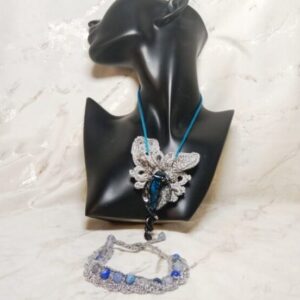 La parure florale argentée et sa jolie pierre bleue torsadée