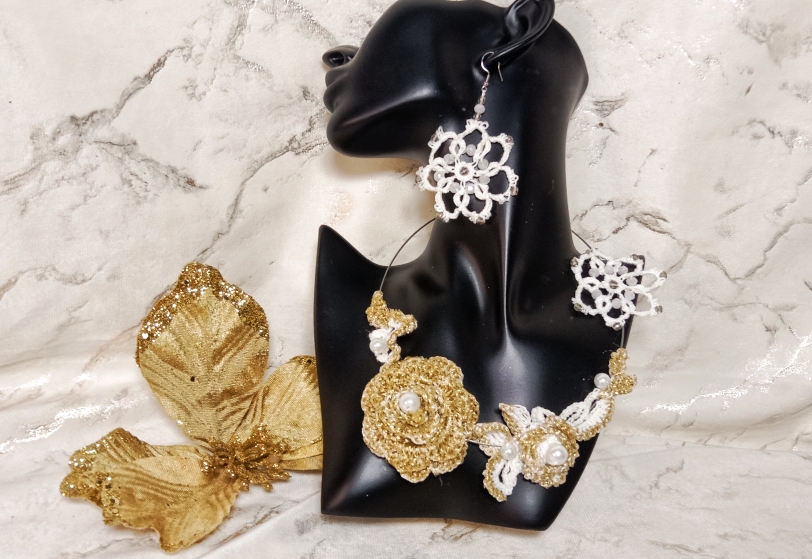 Collier mariée fleur dorée – Image 2