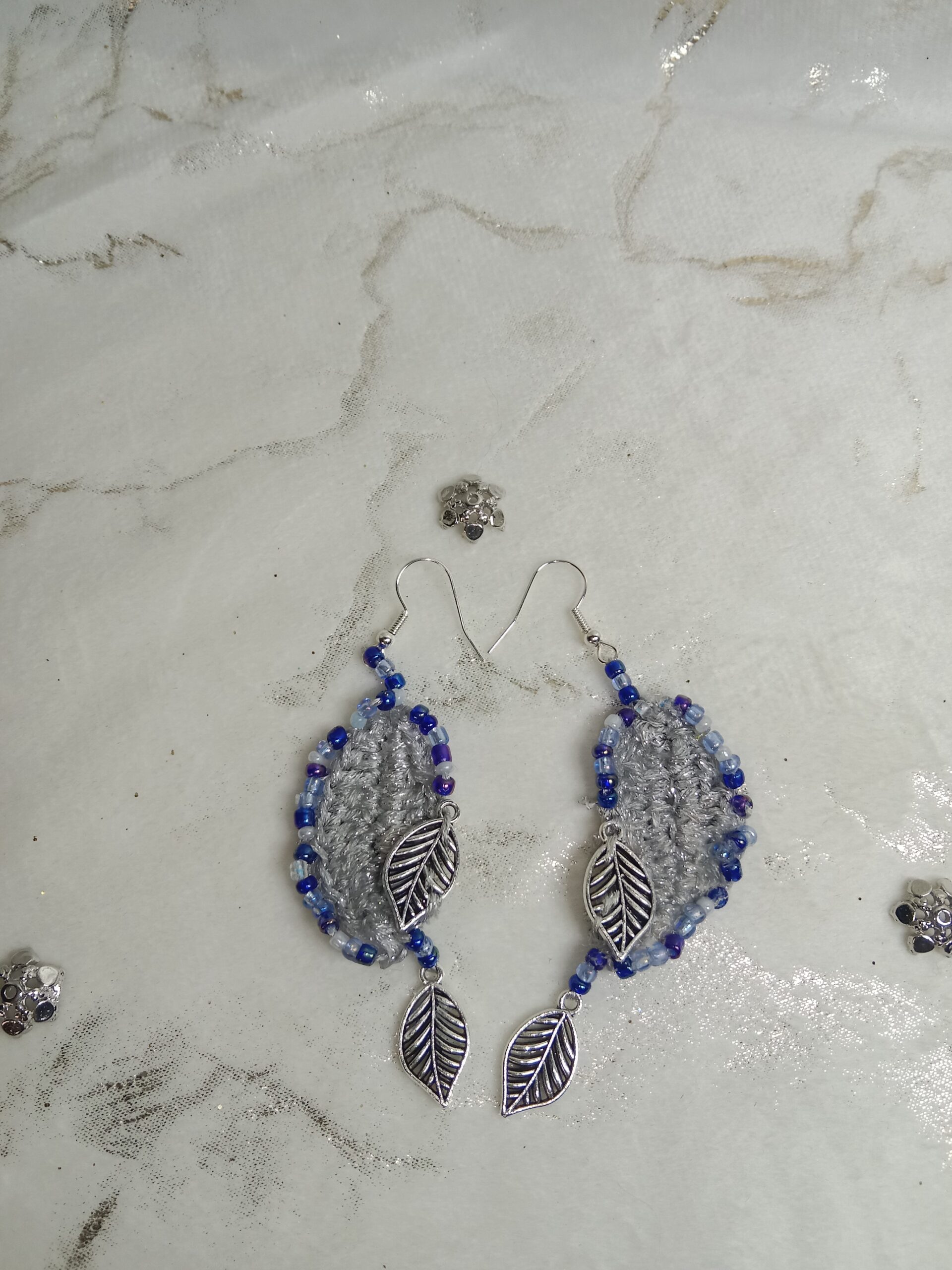 boucles d'oreilles feuilles et perles de rocaille