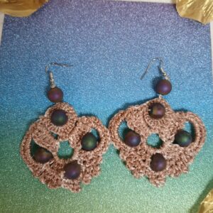 Les boucles d'oreilles couleur cuivrée bohème