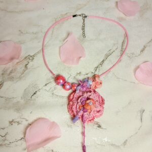 Collier rose et pastel floral