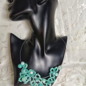Parure collier turquoise travaillée à la frivolité