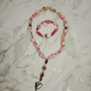 Le collier perles teintes roses