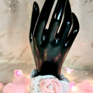 Manchette blanche et sa fleur