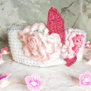 Panier blanc et fleurs roses