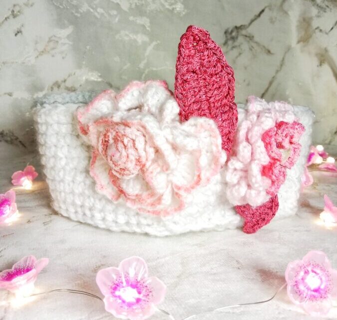 Panier blanc et fleurs roses