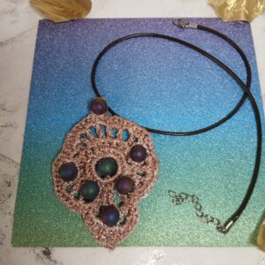 Médaillon couleur cuivrée et ses perles Géode Agate