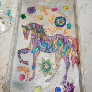 Plateau en bois peint cheval