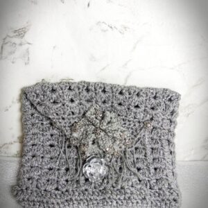 Pochette argentée crochetée