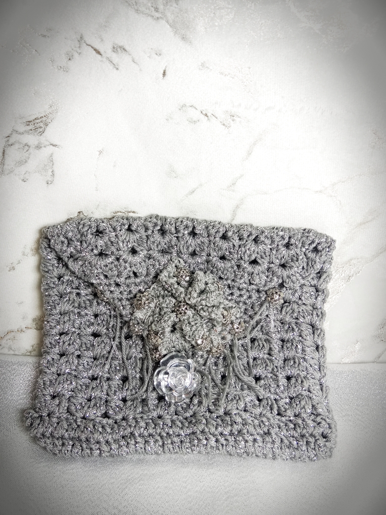 Pochette argentée crochetée