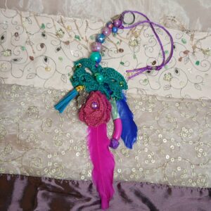 Accroche décorative fleurs et plumes