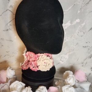 Tour de cou au crochet floral et dentelle