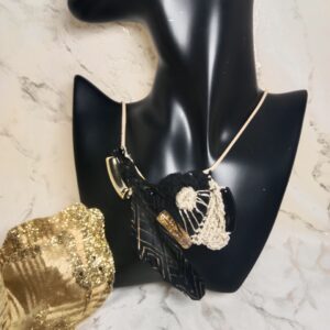 Collier et sa plume noire et dorée