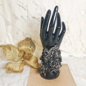 Manchette travaillée au crochet irlandais