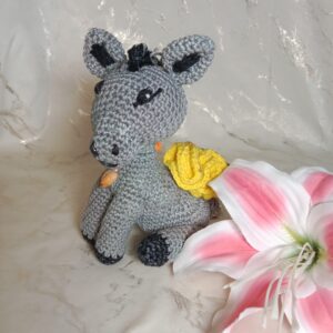 Porte-clés petit âne travaillé au crochet